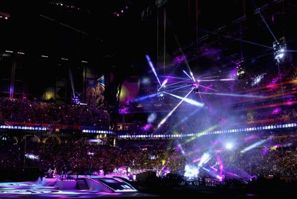 La cantante ofreció un show lleno de luces color neón.