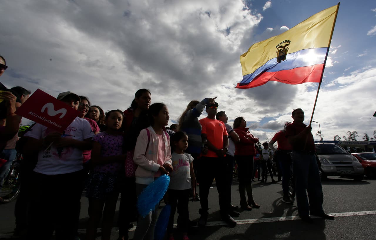 El homenaje se realizó en el estadio de la ciudad, ubicada en la frontera con Colombia y a 150 kilómetros al noreste de Quito. Las autoridades suspendieron las clases para que los niños y jóvenes acudieran a saludar al campeón.