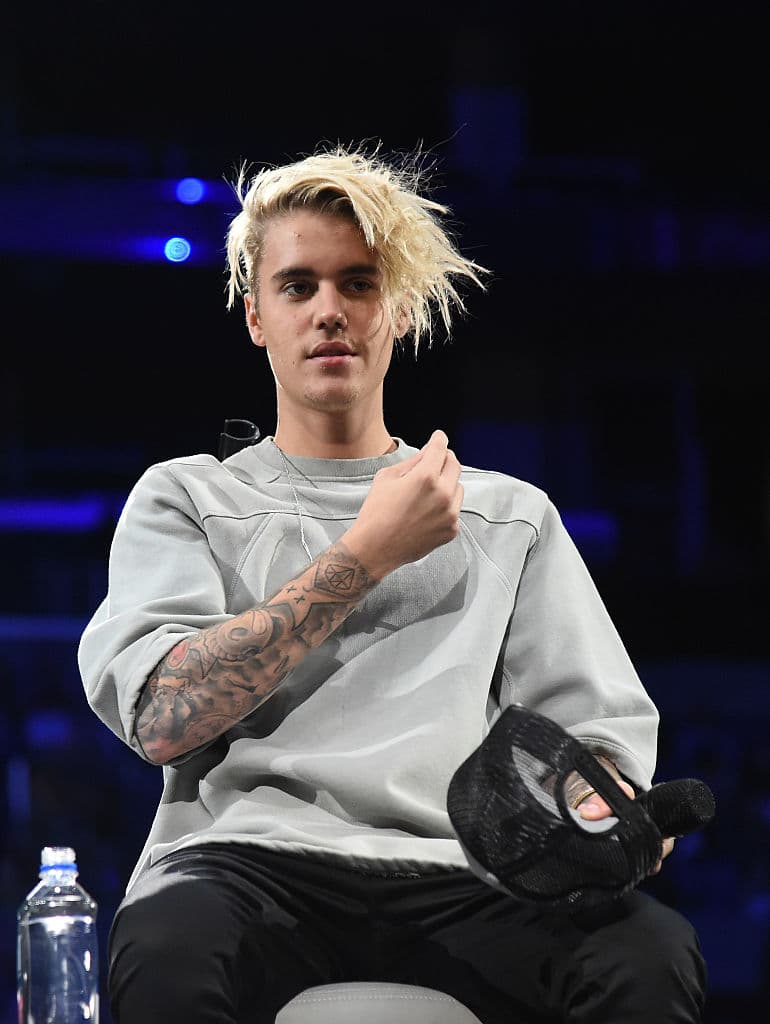 El cantante de 27 años reveló el alcance de su problema con las drogas y la evolución que tuvo en sus relaciones con su esposa Hailey y el cristianismo.
<br>