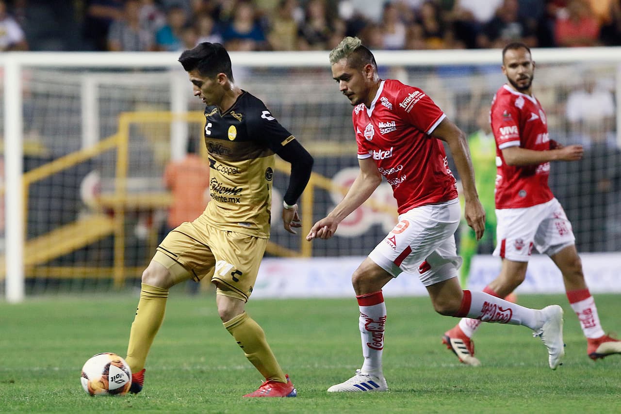 José Lugo y Sergio Flores, en la pelea de la pelota durante el juego de Ida de las Semifinales del Clausura 2019 de la Liga de Ascenso MX.