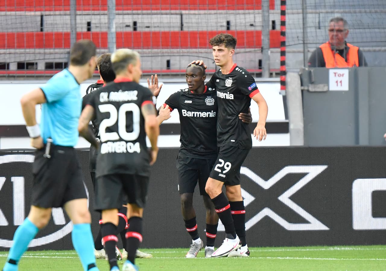 El chileno mandó un pase bombeado para brincar líneas, Diaby (51’) recibió el esférico y lo puso en el ángulo para sentenciar la serie con un global de 4-1.