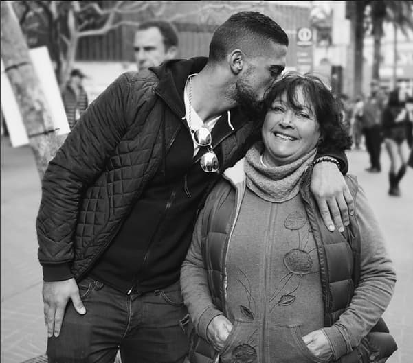 Y que decir de su amor por la familia. Recientemente le dio una gran sorpresa a su mamá en el día de su cumpleaños.