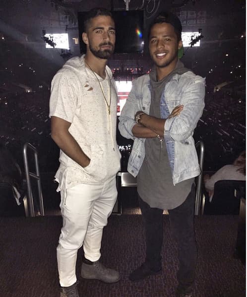 Es gran amigo de Giovani dos Santos, con quien ha hecho una gran fórmula no solo dentro de la cancha sino fuera de ella también.