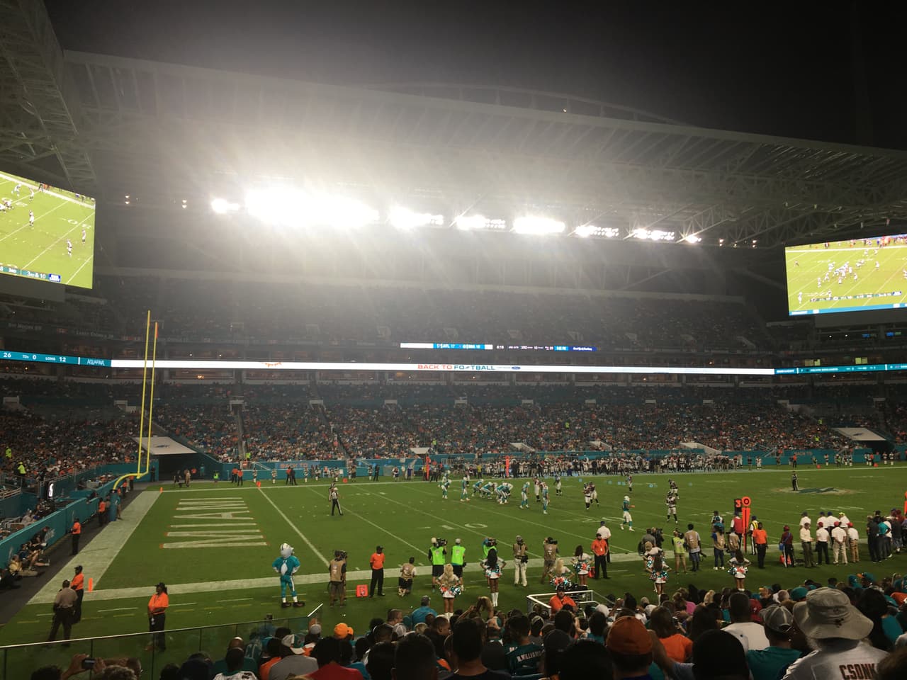 Miami revivió la pasión en la pretemporada de la NFL con el triunfo de los Dolphins 23-20 contra Atlanta Falcons y los fanáticos compartieron sus vivencias en alrededores del estadio y tribunas.