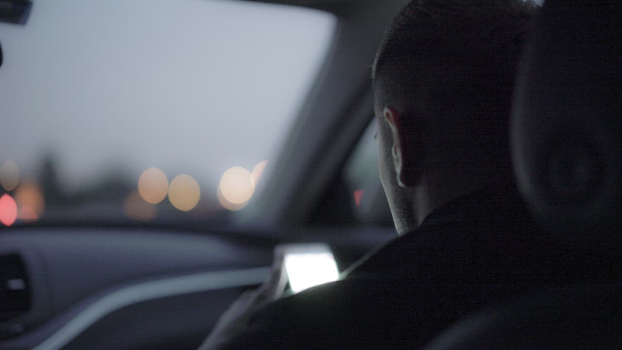 Como muchos de los jóvenes de 22 años, Ronald es fanático de la tecnología y aprovecha cualquier momento para ver videos y revisar redes sociales.