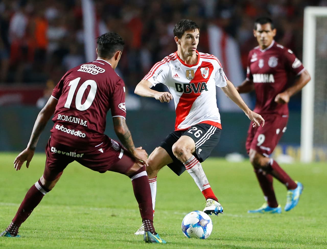 BUENOS AIRES, ARGENTINA - FEBRUARY 04: Ignacio Fernandez of River Plate drives the ball against Roman Martinez of Lanus during a match between River Plate and Lanus as part of Supercopa Argentina 2017 at Ciudad de La Plata Stadium on February 04, 2017 in Buenos Aires, Argentina. (Photo by Gabriel Rossi/LatinContent/Getty Images)