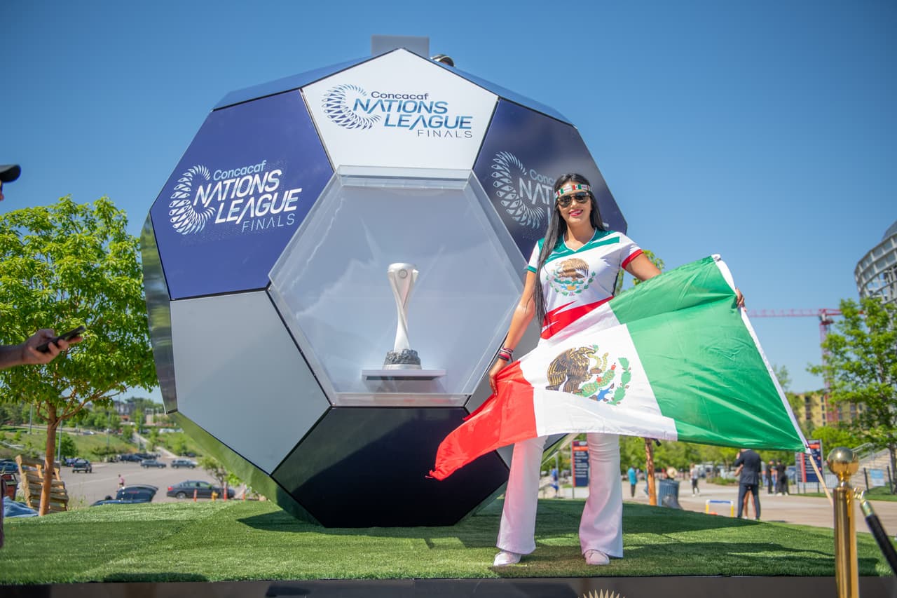 Mexicanos y costarricenses apoyan a sus selecciones en el duelo de semifinales entre el Tri y los Ticos.