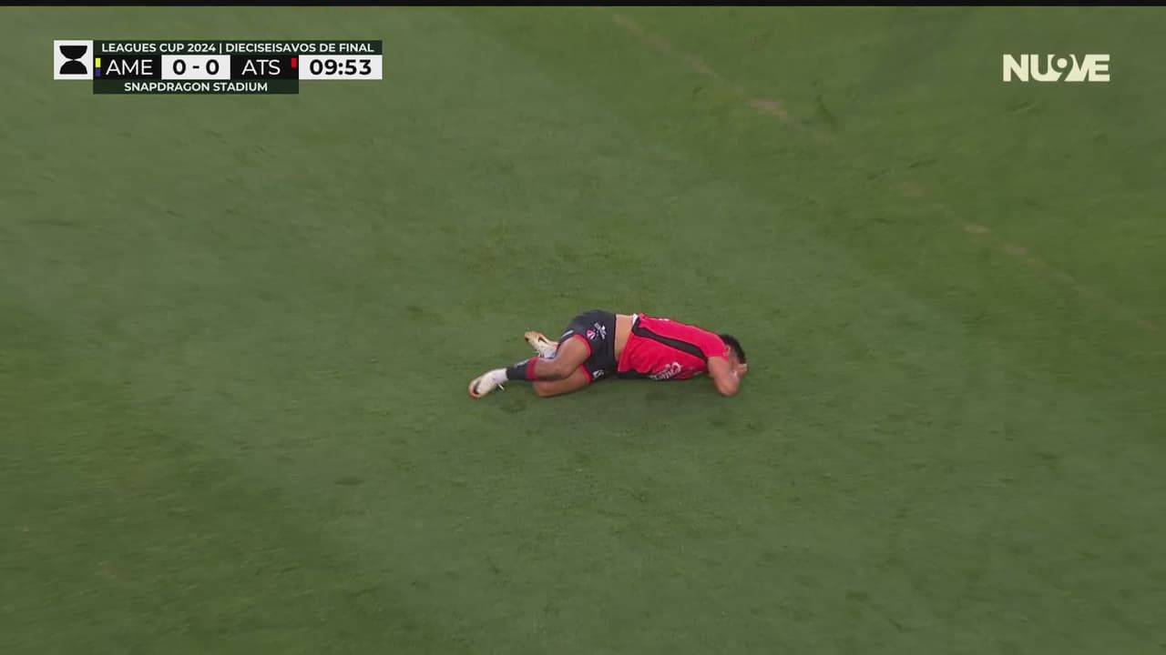 ¡Accidental, pero cómo duele! Planchazo de Cáceres a Aguirre