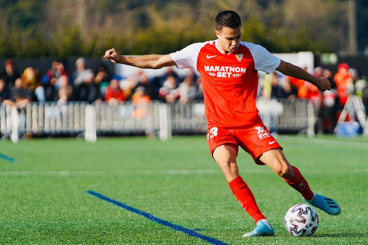 Sevilla no muestra piedad y vence 5-0 a Escobedo y avanza a la siguiente ronda en la Copa del Rey. Javier Hernández sólo jugó 15 minutos.