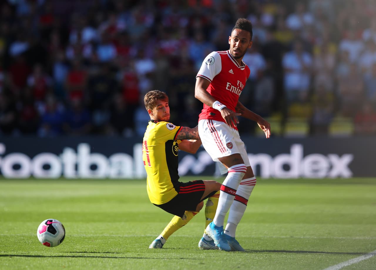 Kiko Femenia contempla a Aubameyang luego de perder el duelo directo.