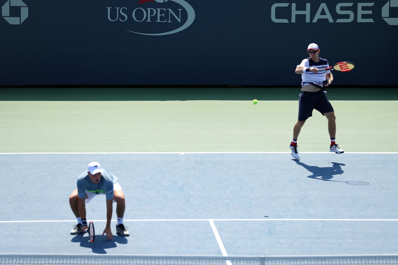 En dobles varoniles, los primeros clasificados John Peers y Henri Kontinen vencieron a los rusos Mikhail Elgin y Daniil Medvedeven sets corridos 7-6(3) y 6-4