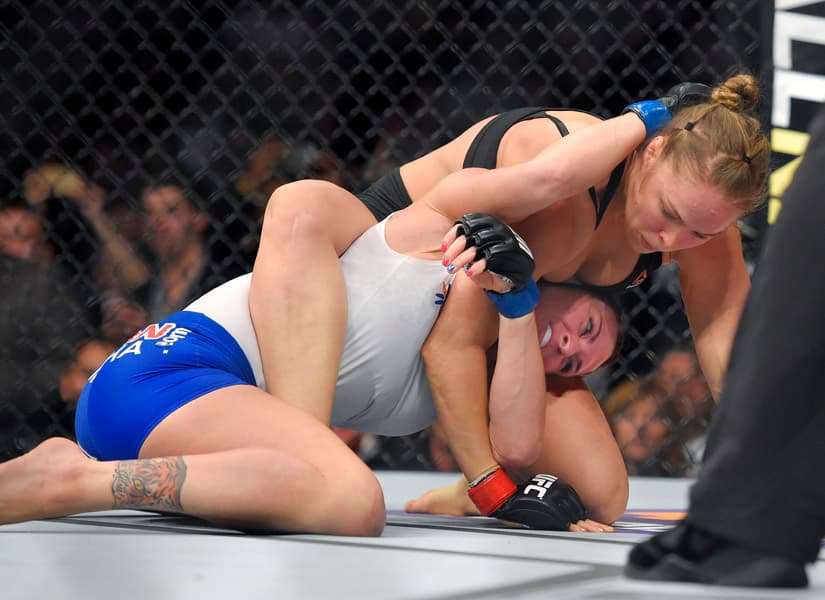 Rousey llegó al “combate del siglo” con 12 victorias y ninguna derrota, siendo la clave de ellas sus palancas de brazo y las llaves con las que somete a su adversaria.
