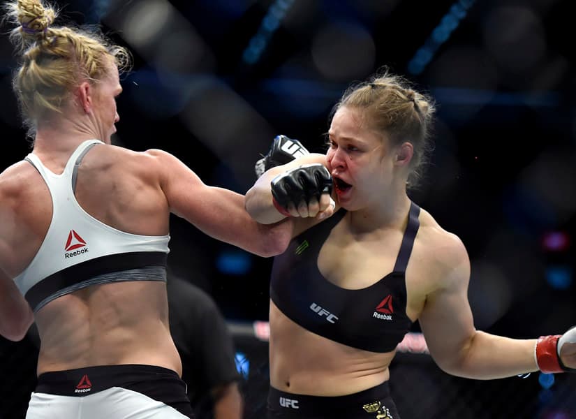 Tres de sus últimos cuatro combates los acabó por knock out , y para hacer polvo a sus oponentes, en las últimas tres peleas previas al enfrentamiento con Holm, necesitó menos de 34 segundos.