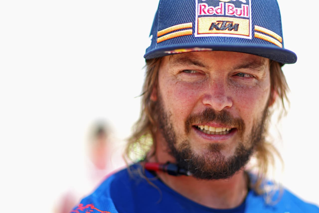 El catarí Nasser Al-Attiyah en autos; Eduard Nikolaev y su equipo Kamaz, integrado por Evgenii Iakovlev y Vladimir Rybakov, en camiones; y el australiano Toby Price en motos (foto), celebraron su triunfo en el Rally Dakar.