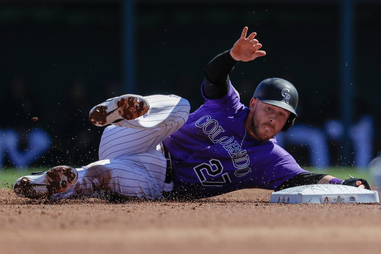 Trevor Story de los Colorado Rockies llega barrido a la intermedia, donde es marcado quieto 'en el partido ante los Milwaukee Brewers.
