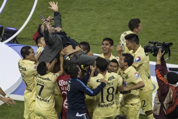 El América logró consagrarse campeón en medio de polémicas y conflictos en el vestidor. Los jugadores del América le rindieron parte de los festejos a Mohamed dejando ver que el vestidor tuvo problemas pero nunca estuvo fracturado.