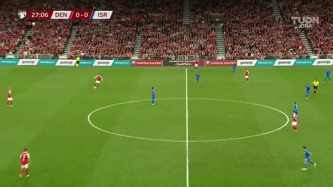 ¡TIRO ATAJADO! disparo por Mikkel Damsgaard.