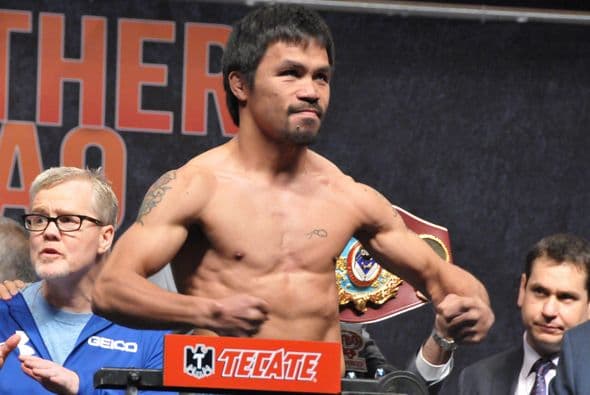 Manny Pacquiao suma también 10 cinturones mundiales pero en 8 categorías diferentes (mosca, súper gallo, pluma, súper pluma, ligero, súper ligero, wélter y súper wélter).