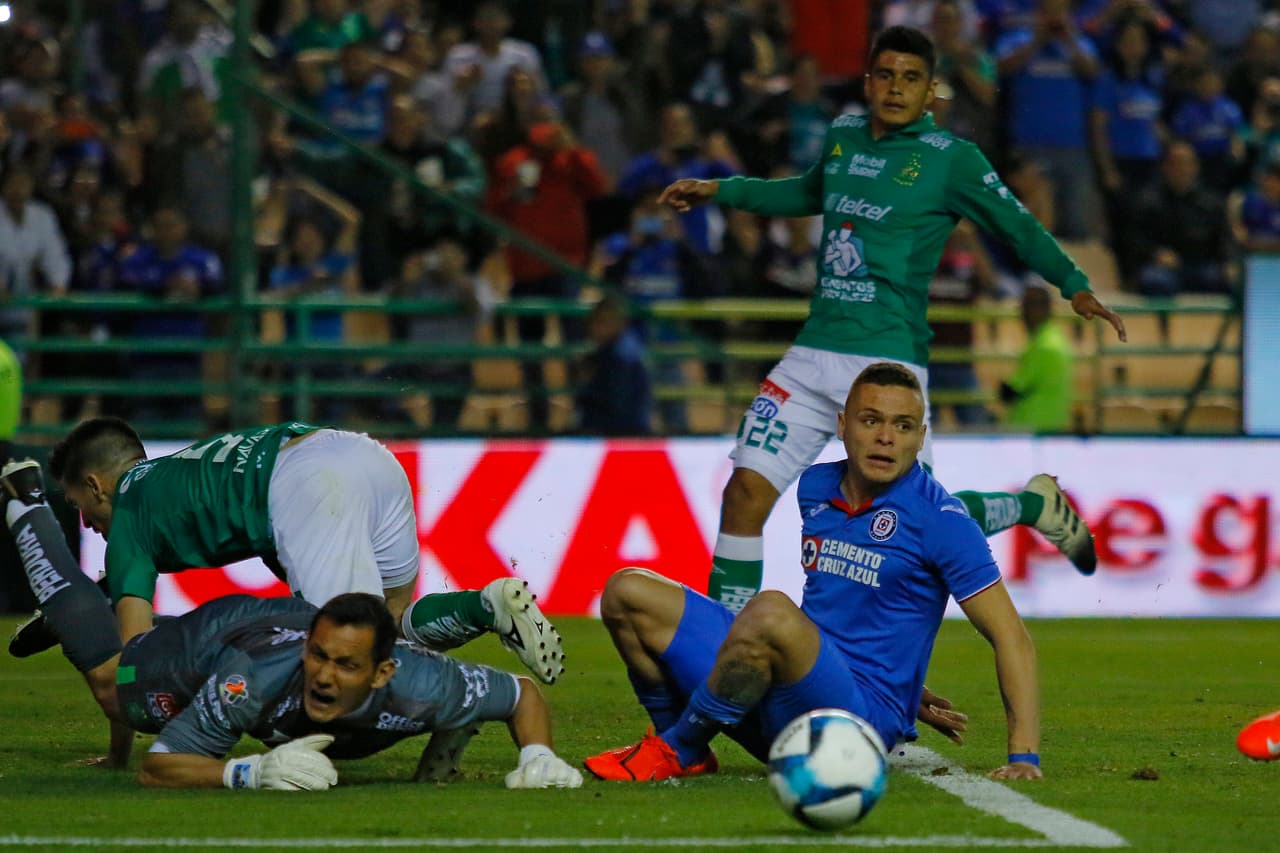 El cobro del argentino Milton Caraglio (derecha, en el piso) fue desviado por el arquero rival, y en el rebote no pudo anotar el gol de Cruz Azul.