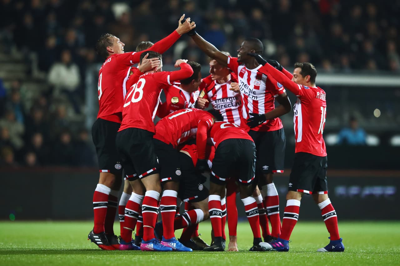 PSV derrota al Ajax y deja al Feyenoord a un paso del título