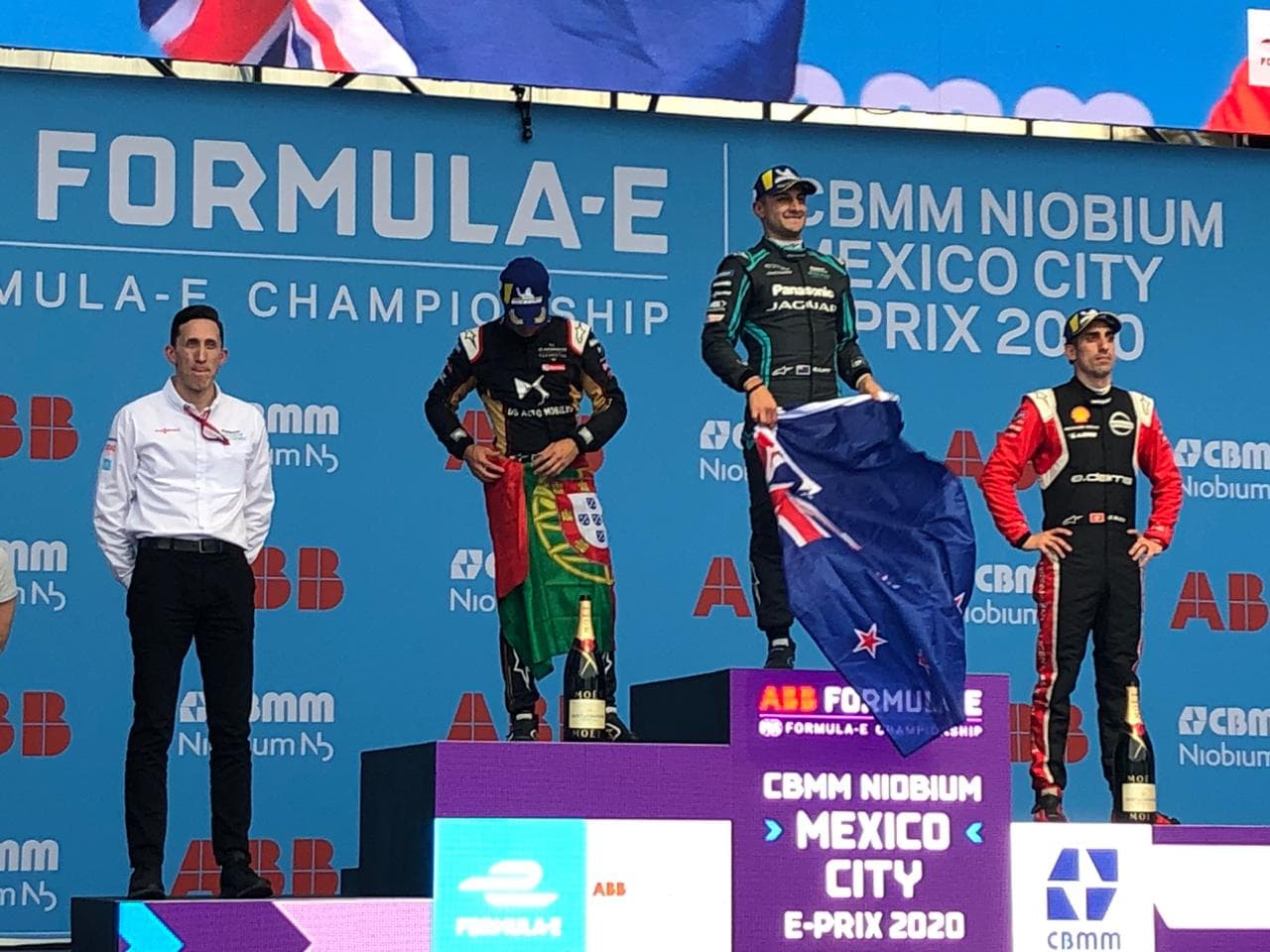 Con el último voltio de su batería arrebató la bandera de cuadros en el Autódromo Hermanos Rodríguez.