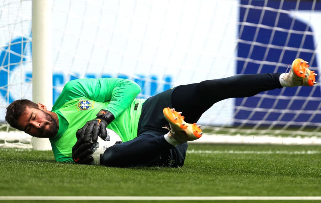 El guardameta de la AS Roma y de la oncena brasileira, Alisson, se recuesta para sujetar un balón mientras se prepara con la intención de estar listo para soportar la metralla costarricense.