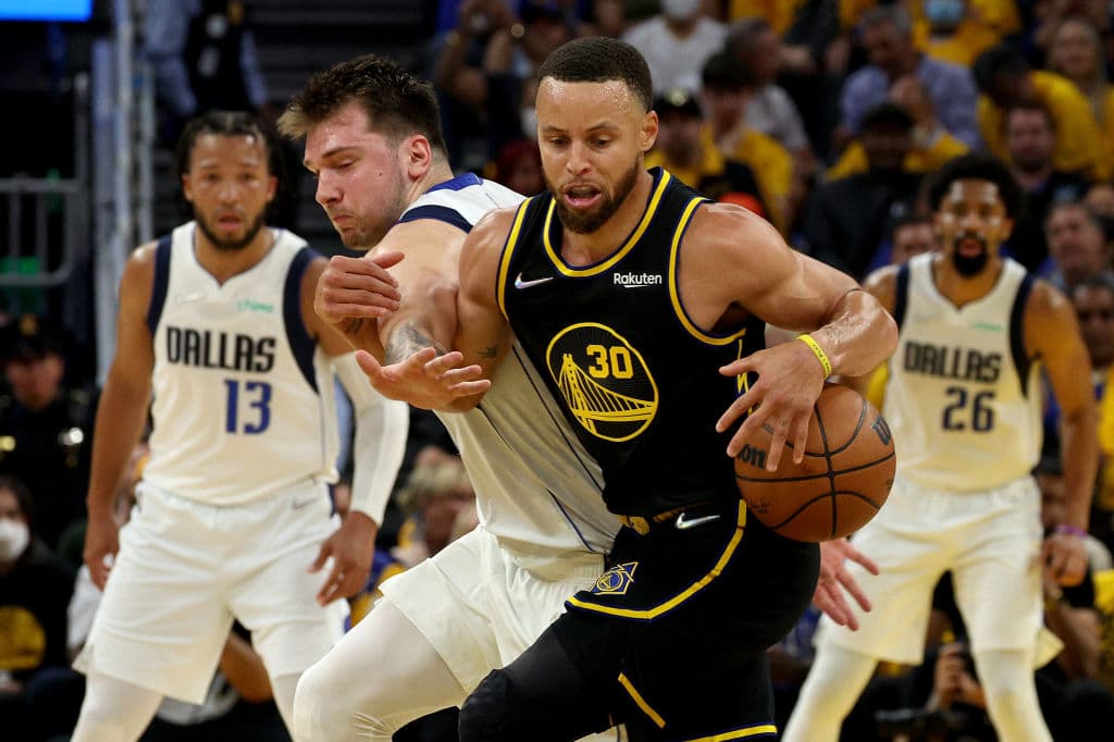 Curry y los Warriors despedazan a los Mavericks de Doncic