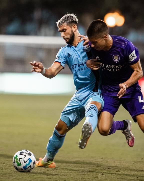 Oralando City continúa en fuego y esta vez derrotan al New York City FC en casa con goles de Chris Mueller y Tesho Akindele.