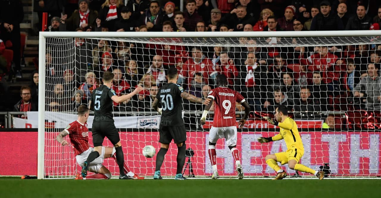 El tanto de Flint generó la euforia de un equipo chico frente al gran líder de la Premier League que no reaccionaba al golpe.