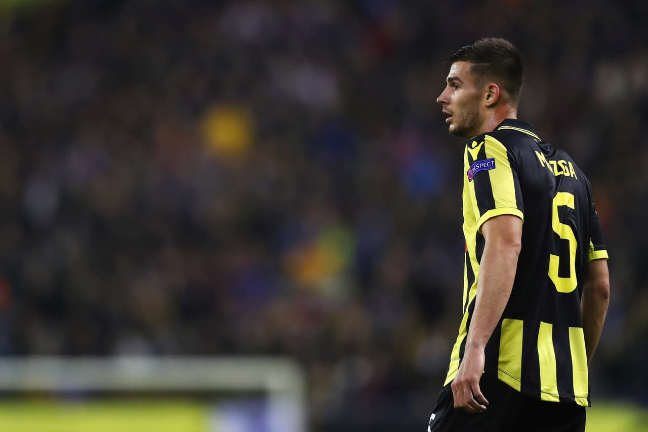 Y allí llegó su segunda gran polémica, cuando en un juego ante el S.C. Heerenveen le agarró los genitales a su rival Denzel Dumfries hecho por el cual fue sancionado por la Eredivisie.