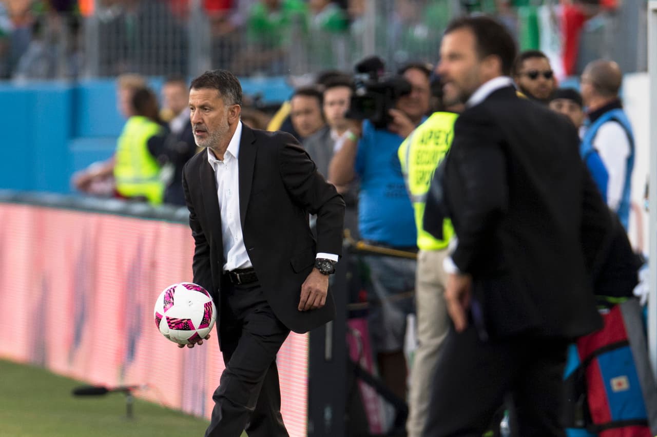 La línea de 5 defensores neozelandeses fue un buen test para Osorio.