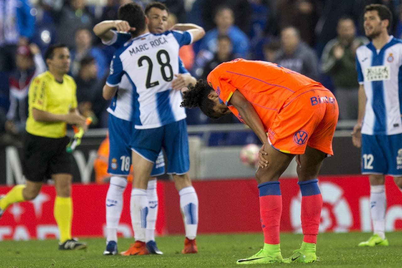 Paolo Lemus, el autor del doblete de Las Palmas, lamentando la derrota tras el evidente esfuerzo. Atrás, los jugadores del Espanyol festejando.