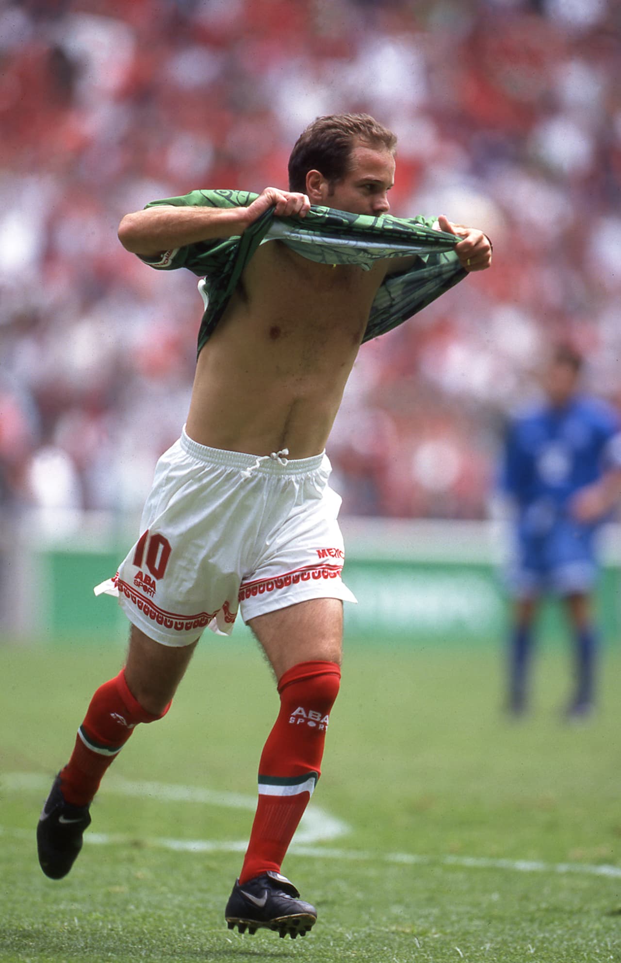 El Doctor Luis García Postigo hizo un gol en el Estadio Cuscatlán (1-0) y otro más en el Azteca (5-0).