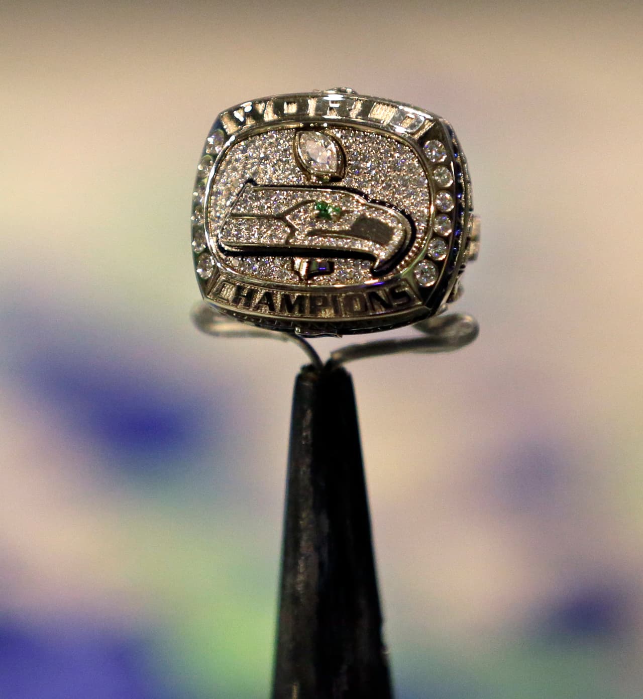 El anillo que acredita el primer campeonato de Super Bowl para los Seattle Seahawks.