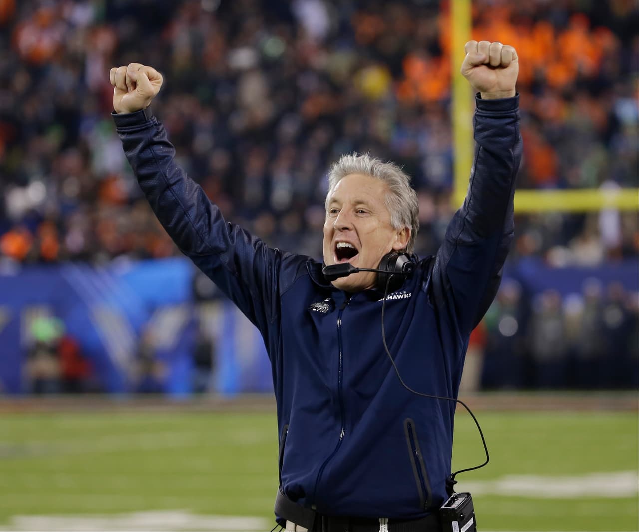 Pete Carroll festeja el triunfo y se convierte en apenas el tercer entrenador en jefe campeón en colegial y campeón de un Super Bowl.