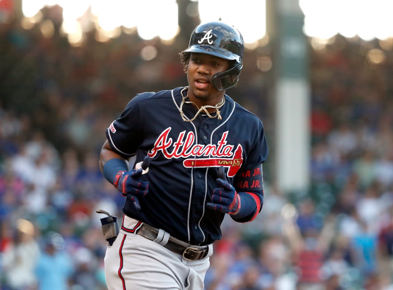Por los 
<b>Atlanta Braves</b> participará el outfielder venezolano 
<b>Ronald Acuña Jr.</b> quien en 2019 acumula 20 jonrones, 46 en su carrera, pero su bombazo más largo de la campaña es de 466 pies. Son 12-1 su probabilidades de ganarlo.