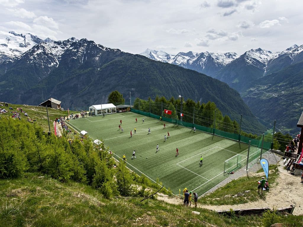 <b>Estadio Ottmar Hitzfeld (Suiza) - </b>Dificilmente juegan 11 contra 11 en este campo, cuyos fines son recreativos. Está situado en las montañas suizas con un paisaje envidiable.