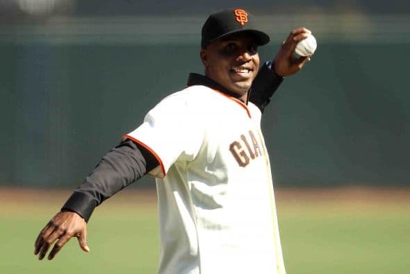 El polémico toletero Barry Bonds fue el invitado especial para realizar el lanzamiento ceremonial, impresionando a la auciencia local y del mundo entero.