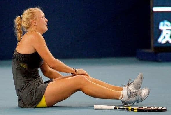La linda Wozniacki sufrió una pequeña lesión en la rodilla durante el segundo set.