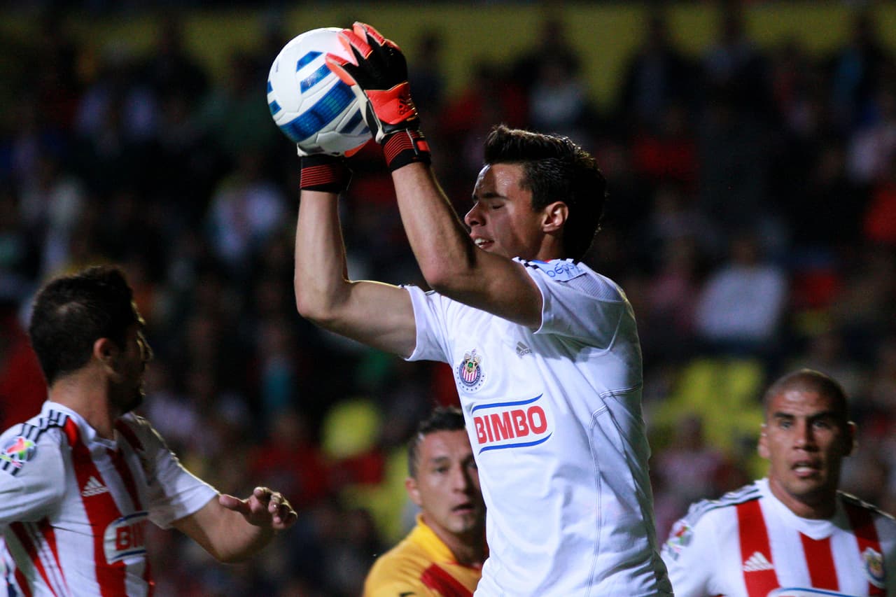 5.- Siguiendo con la media cancha, los volantes deberán probar al portero Antonio Rodríguez con disparos lejanos y juego aéreo. El portero de las Chivas ha tenido pifias al salir a disputar esféricos por arriba.
