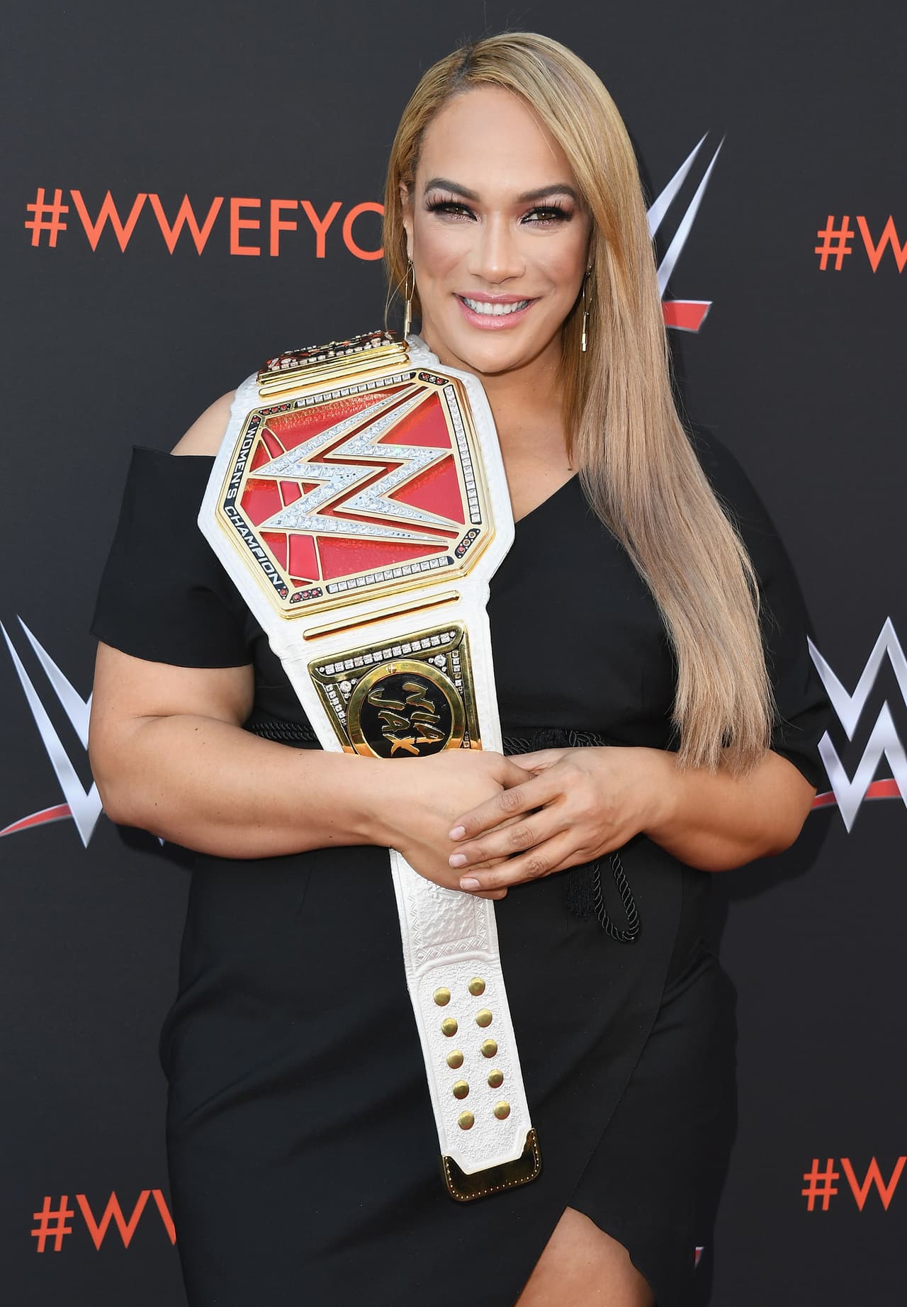 10. Nia Jax (luchadora de WWE): esta mujer ha sido campeona y es una de las más poderosas y respetadas por su capacidad.