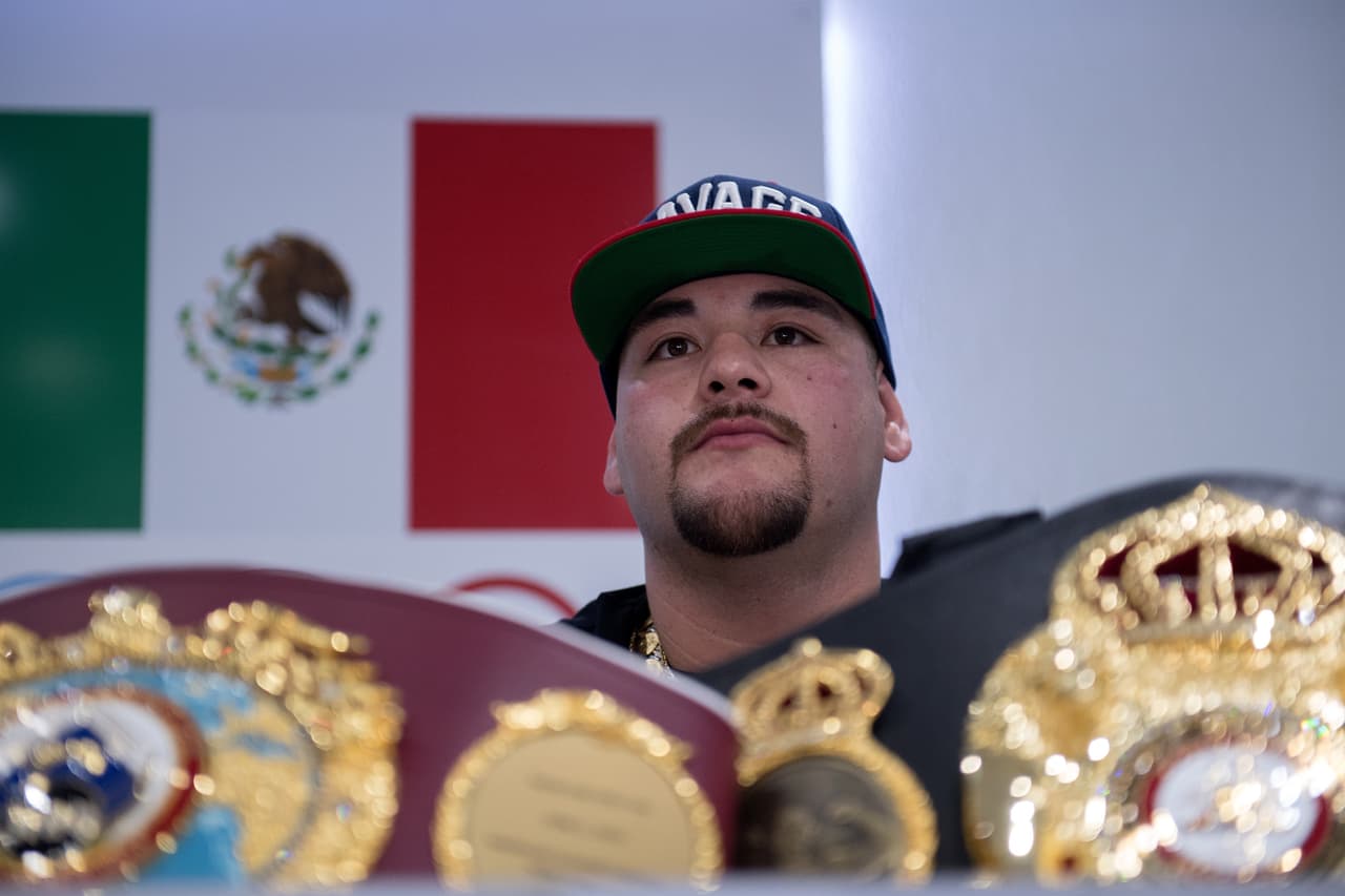 El mexicano Andy Ruiz presentó en el Comité Olímpico Mexicano sus cinturones como campeón mundial de peso completo de boxeo en medio de la admiración y reconocimiento de sus compatriotas.