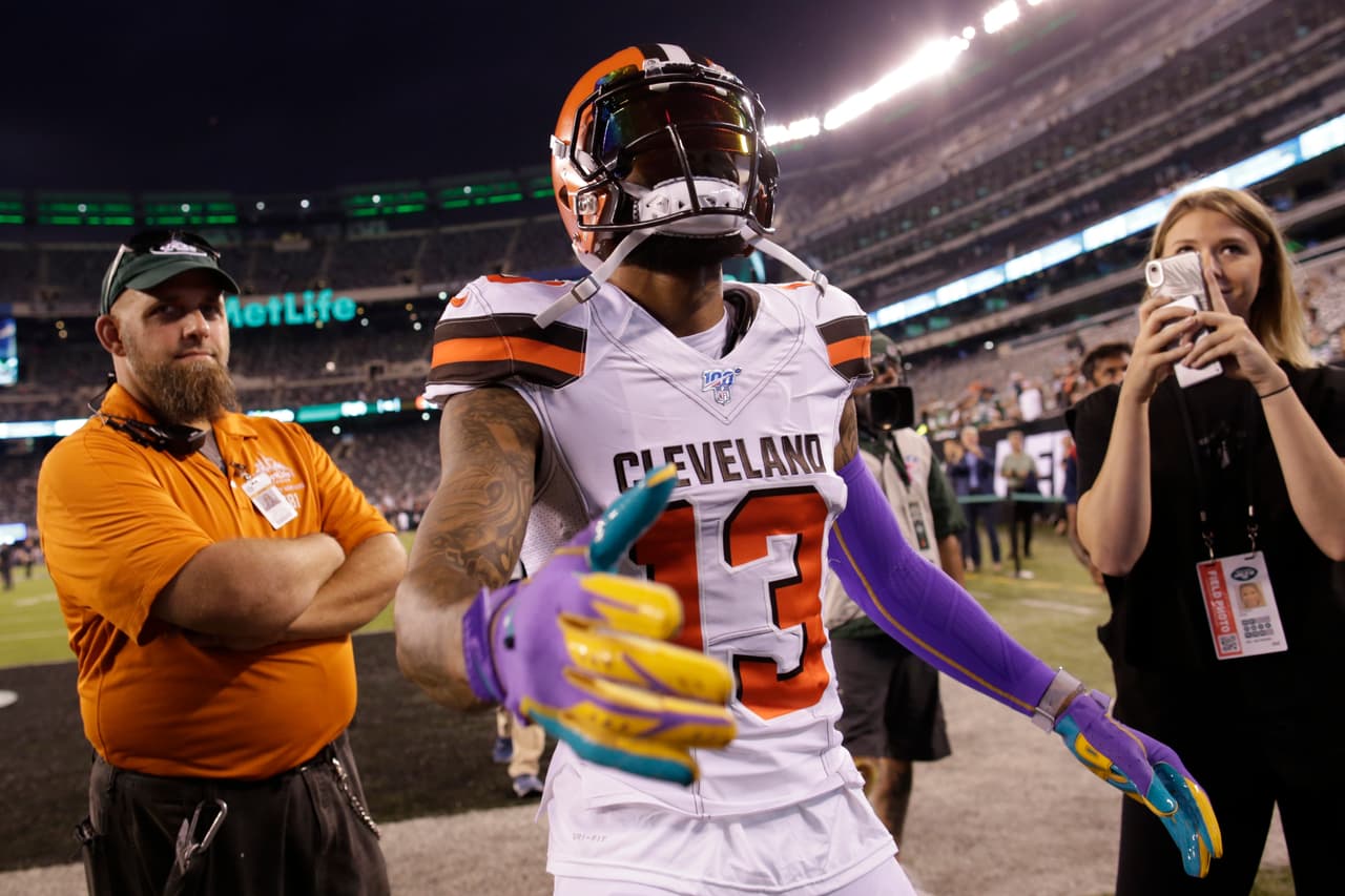 Sus guantes coloridos generaron un contraste importante con el uniforme pero le gusta ser llamativo.