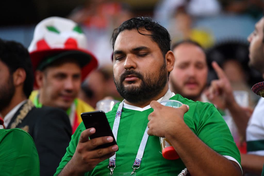 Los mexicanos en el estadio de Ekaterimburgo vivieron los últimos minutos del partido de México contra Suecia conectados con el juego de Corea del Sur, cuyo triunfo contra Alemania clasificó al 'Tri'.