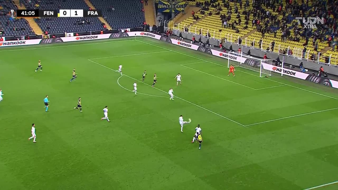 ¡GOL!  anota para Fenerbahçe. Mergim Berisha