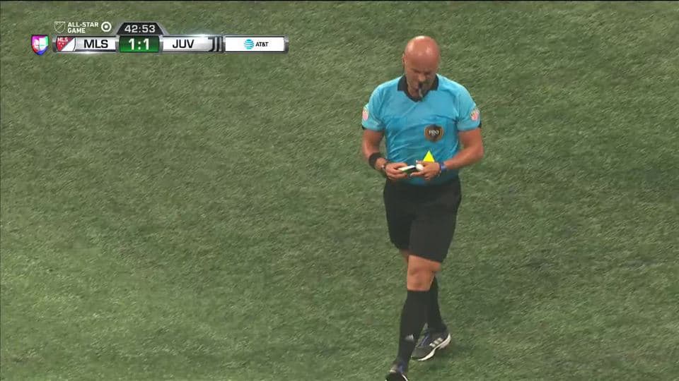 Tarjeta amarilla. El árbitro amonesta a Alex Sandro de Juventus