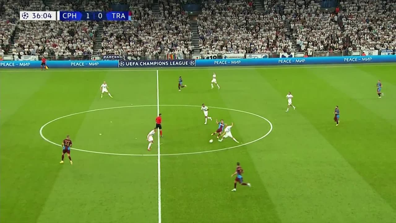 ¡TIRO ATAJADO! disparo por Rasmus Falk.