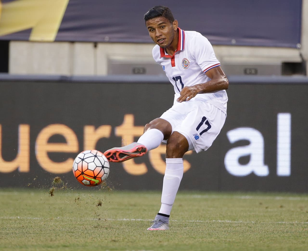 Johan Venegas: El ofensivo tuvo el gol en sus pies en dos jugadas en las que encaró al portero solo y definió mal, al final se fue perdiendo en la marca de los defensores de México y poco hizo en el ataque. Calificación: 5.