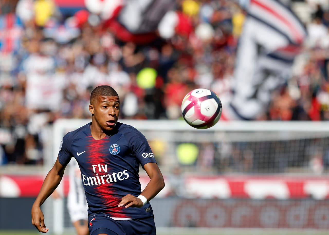 <b>2. Kylian Mbappé (PSG / Francia) - </b>Desde que surgió en el Mónaco, el extremo ha dado clases de cómo atacar las bandas con la velocidad como su bandera, así como la agilidad y la definición. Con solo 19 años, tiene todo para llegar a ser el mejor jugador del mundo.