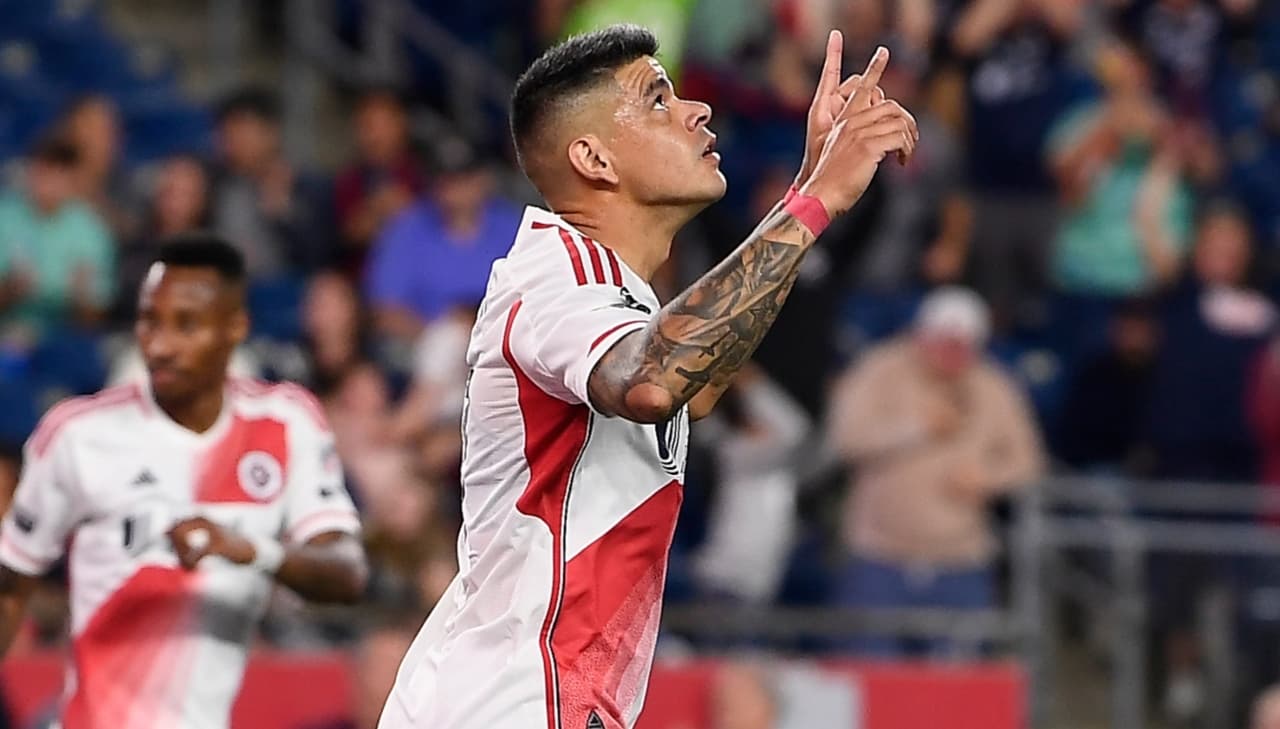 ¡La Pantera se come al zorro! New England avanza con doblete de Bou